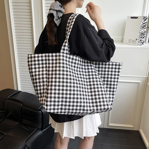 Grande borsa tote in tela vichy bianca e nera in stile estivo ins con tracolla larga
