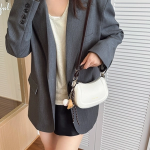 Sac hobo blanc en demi-lune avec bandoulière marron et pendentif de baseball chic