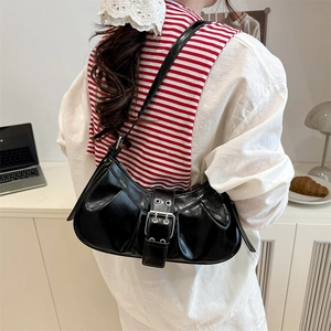 Sac sous le bras rétro noir brillant avec boucle argentée et plis pour femmes
