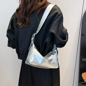 Bolso hobo plateado metalizado para mujer con diseño minimalista y gran capacidad hombro
