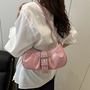 Sac sous le bras demi-lune rose en cuir plissé brillant avec boucle argentée réglable