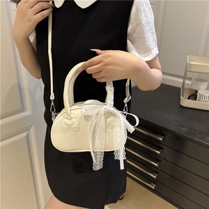 Schicke cremeweiße Bowling-Handtasche mit ikonischer Bogenprägung und Spitzenschleife