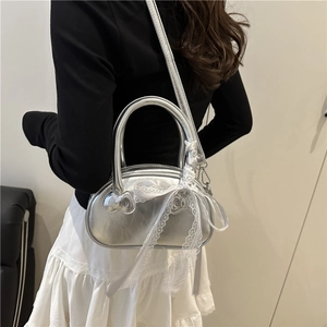 Silberne Bowling-Handtasche mit Herzmustern und zartem Spitzen-Schleifen-Detail