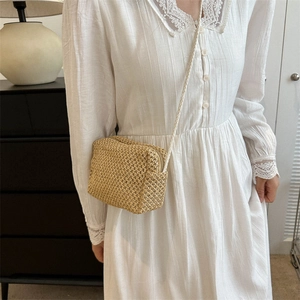 Sac bandoulière artisanal en paille tressée au design rectangulaire beige minimaliste