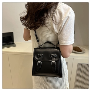 Vue détaillée d'un sac à dos en cuir noir avec nœuds 3D et ferrures argentées élégantes