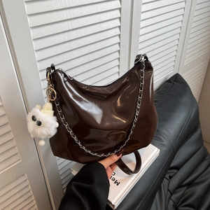 Sac Hobo en Cuir PU Brillant pour Femme Grande Capacité Sac Cabas de Navette Avec Chaîne en Métal et Pendentif Monstre en Peluche Bandoulière