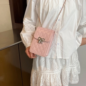 Sac à bandoulière rose matelassé avec nœud argenté pour un style d'été élégant