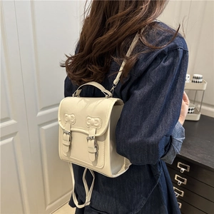 Mini sac à dos carré blanc crème pour femme porté par un mannequin en style décontracté