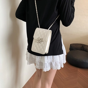 Sac bandoulière matelassé blanc élégant avec chaîne et nœud argenté pour femme