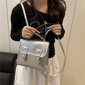 Sac à bandoulière carré argenté avec finition métallique et boucles décoratives modernes