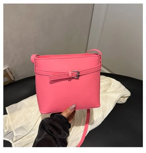 Detail of pink bucket bag with leather buckle and embossed Fanyissa brand logo