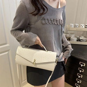 Sac bandoulière blanc crème à texture tissée et élégante boucle en nœud doré