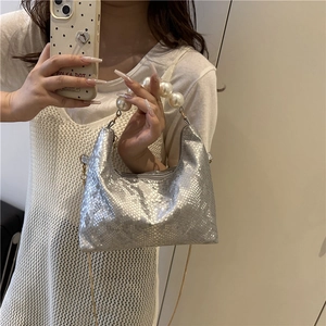 Sac hobo argenté à motif serpent avec poignée en perles et bandoulière chaîne