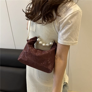 Sac bandoulière bordeaux motif serpent avec anse en perles et chaîne dorée élégante