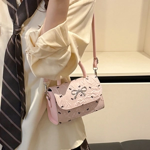Sac bandoulière rose avec nœud argenté et broderie papillon pour femme élégante