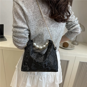 Sac bandoulière noir chic à motif serpent avec anse en perles et chaîne dorée