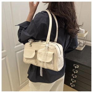 Détail du sac à épaule en cuir PU crème avec nœuds en dentelle et poches