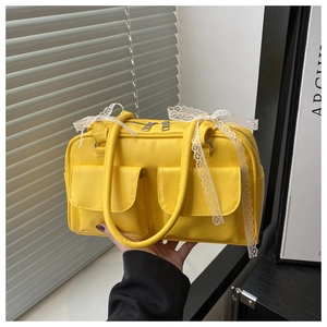 Détail du sac à bandoulière jaune en PU avec poches et ornement de nœud en dentelle blanche