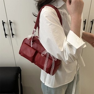 Sac à bandoulière rouge chic en similicuir avec poches et nœud en dentelle pour femme