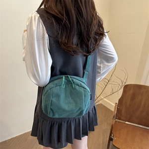 Sac bandoulière minimaliste en velours côtelé vert foncé avec double fermeture éclair