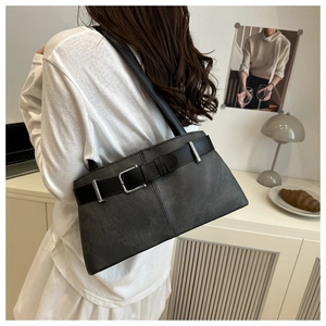 Détail du sac porté épaule gris foncé avec bandoulière noire et boucle argentée