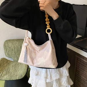Elegante borsa tote in raso stile cinese con ricami e manici in perline di legno