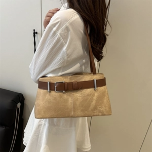 Sac à épaule classique en daim kaki avec détail de sangle en cuir marron et boucle