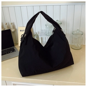 Détail du sac cabas en nylon noir avec cordon de serrage et fermeture éclair pour le quotidien