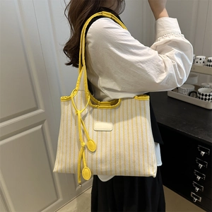 Sac fourre-tout minimaliste à rayures jaunes avec garniture en cuir et bandoulière