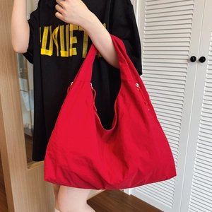 Grand sac cabas rouge en nylon pour femme avec détails de cordon et grand volume