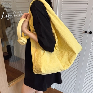 Grand sac à bandoulière en nylon jaune vif pour femmes avec tissu à texture plissée