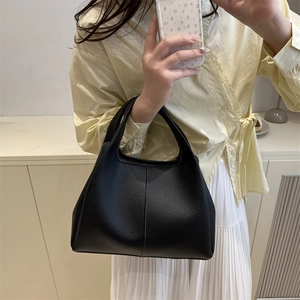 Minimalistische schwarze Damen-Eimertasche aus Leder mit breitem Griff und Lychee-Muster