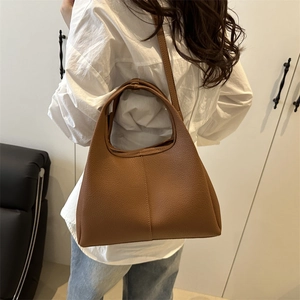 Braune Beuteltasche Damen aus Leder mit Lychee-Struktur und großem Fassungsvermögen