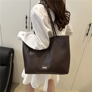 Sac fourre-tout tissé marron à grande capacité avec étiquette de mode sur fond épuré