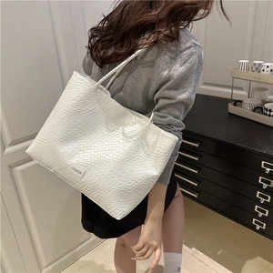 Grand sac cabas blanc tissé à la mode avec bandoulières et étiquette tendance
