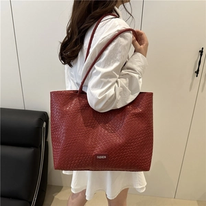 Sac fourre-tout rouge tissé à la mode avec grande capacité et bandoulière femme