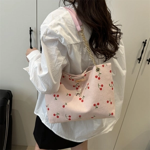 Sac fourre-tout en velours côtelé rose avec motif cerises et breloque cerf doré