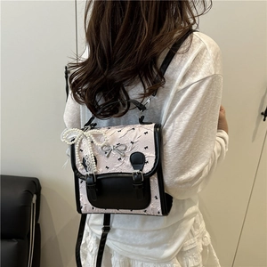 Rosa und schwarzer Preppy-Rucksack mit süßen Schleifen-Prints und Perlenanhänger