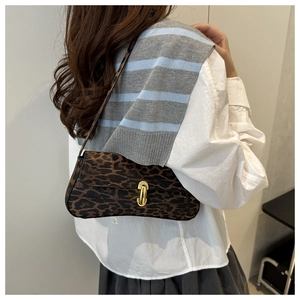 Detail der Schultertasche mit Leopardenmuster, Goldschnalle und elegantem Design