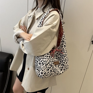 Retro leopard print canvas tote bag for women with fashion leather label and shoulder strap