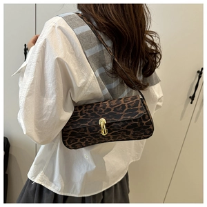 Nahaufnahme der Leoparden-Unterachseltasche mit Goldverschluss an einem Model