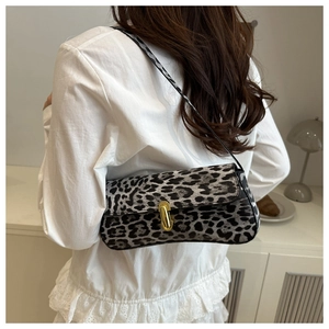 Detailansicht der modischen Schultertasche mit Leopardenmuster und Goldschnalle