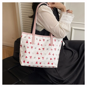 Vue détaillée du sac cabas avec motifs d'ours roses et poignées renforcées