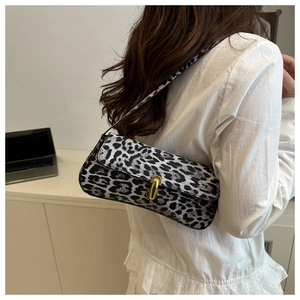 Nahaufnahme der Schultertasche mit Leopardenmuster und eleganter goldener Metallschnalle
