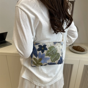 Sac à bandoulière style chinois avec broderie florale et chaîne en métal pour femmes