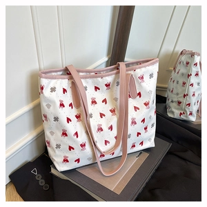 Détail du motif ours et cœurs rouges sur sac cabas blanc avec anses roses