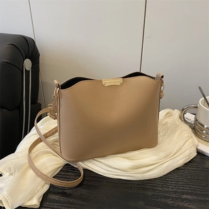 Women Retro Polyurethane Leather Crossbody Bag Metal Buckle Large Capacity Single Shoulder Bag Minimalist Square Purse