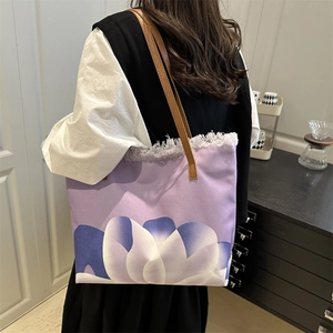 Bolso tote de lona lila con estampado floral degradado y bordes de flecos