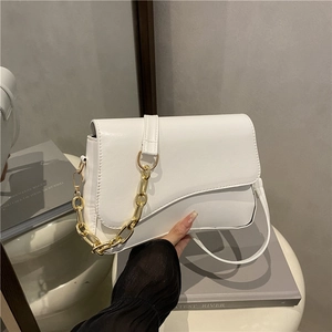 Borsa a tracolla minimalista in pelle PU bianca con patta asimmetrica e catena d'oro
