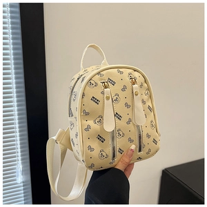 Détail du mini sac à dos en cuir PU crème avec imprimé d'ours et double fermeture éclair